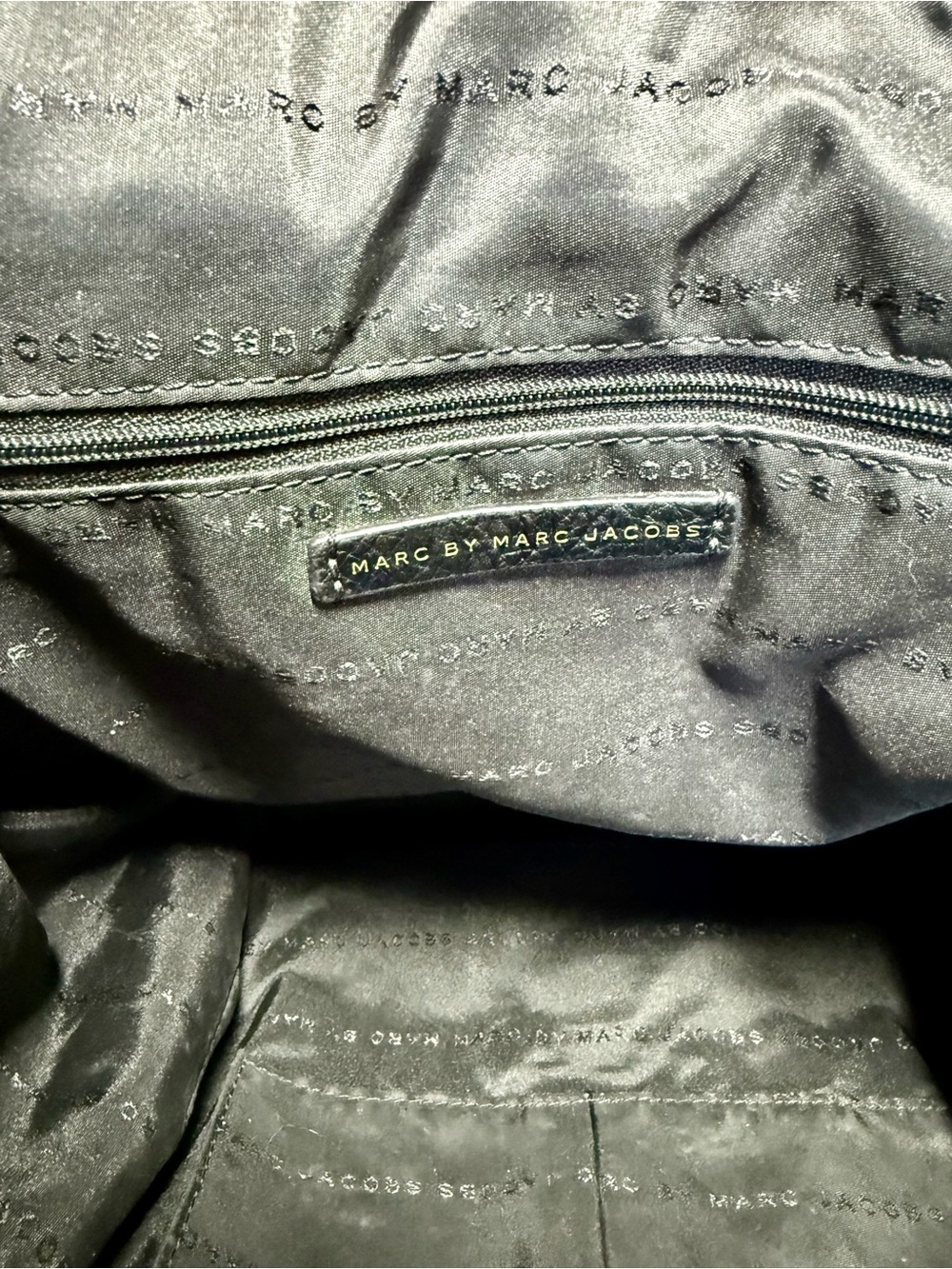 Marc by Marc Jacobs "Washed Up" Leather Tote Expandable Side Zips - Picture 8 of 9